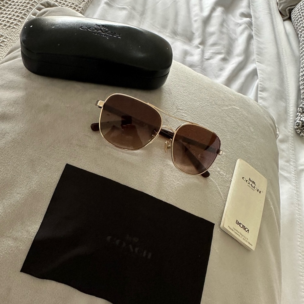 Brown women coach sunglasses gently used no scratches with case